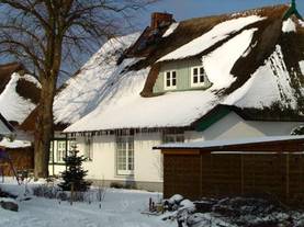 Graal-Müritz Buednerhaus mit Eiszapfen im Winter