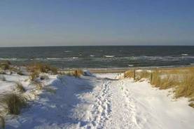 Graal-Müritz Duenenweg zum Strand im Winter