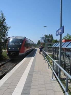 Graal-Müritz Bahnhof mit einfahrendem Zug