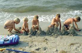 Graal-Müritz Strand Kinder bauen Sandburgen
